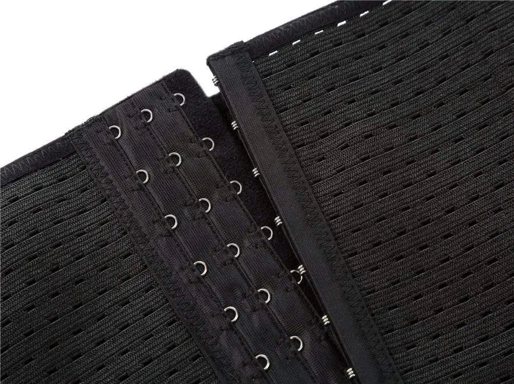 Fermeture corsetée noire avec œillets et crochets métalliques sur un tissu texturé.