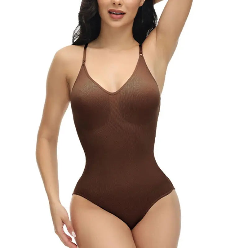 Maillot de bain une pièce marron avec de fines bretelles et un décolleté plongeant.
