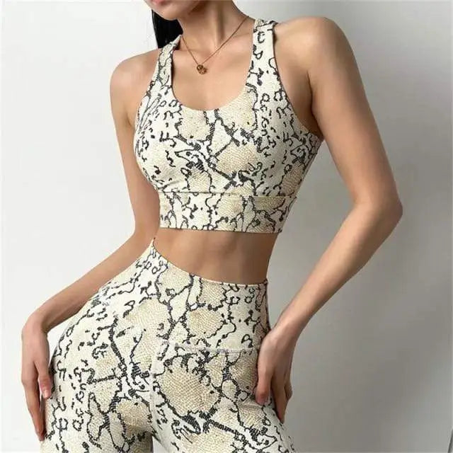 Ensemble d’entraînement à motifs de peau de serpent composé d’un top et d’un legging.