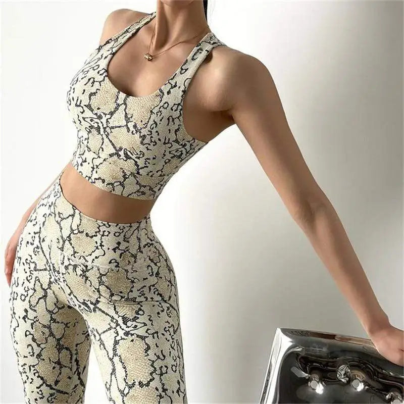 Ensemble d’entraînement à motifs de peau de serpent composé d’un top et d’un legging.