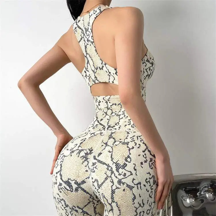 Robe bodycon à motifs de peau de serpent, avec découpes et encolure licou.