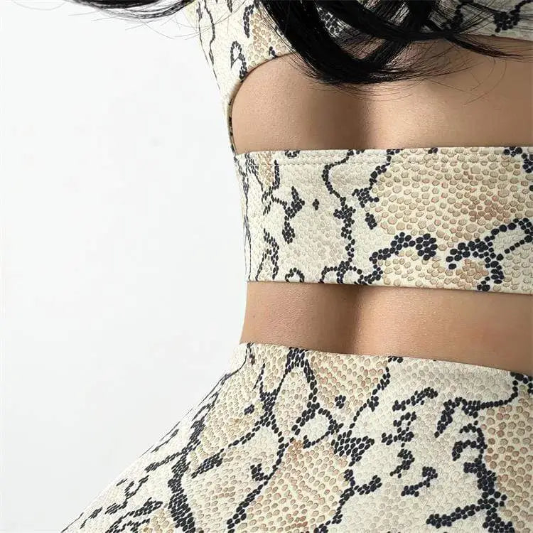 Robe ou top à motif peau de serpent avec détails découpés.