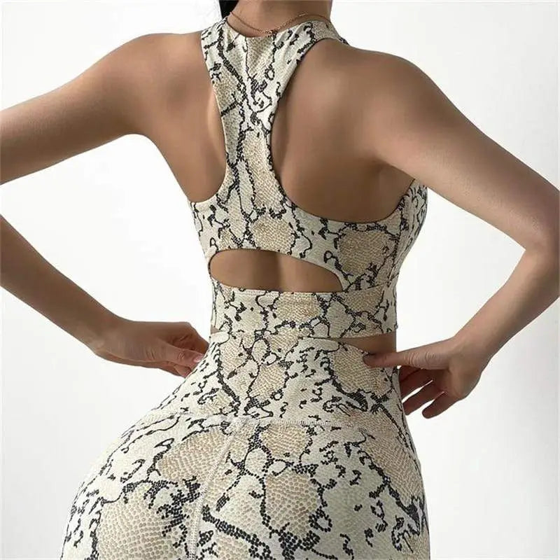Robe à motif peau de serpent, dos échancré et dos nageur.