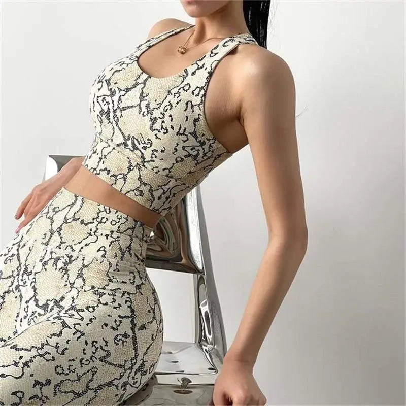 Top sans manches et jupe assortie avec motif imprimé peau de serpent.