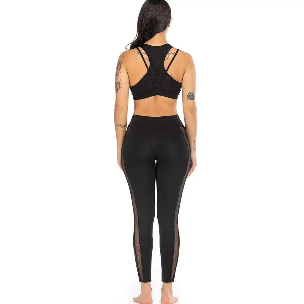 Femme portant une tenue d’entraînement noire composée d’un soutien-gorge de sport et d’un legging, vue de dos.