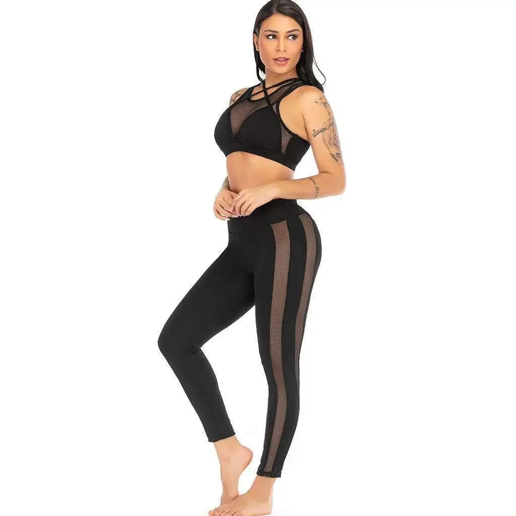 Femme portant une tenue d’entraînement noire avec des panneaux transparents.