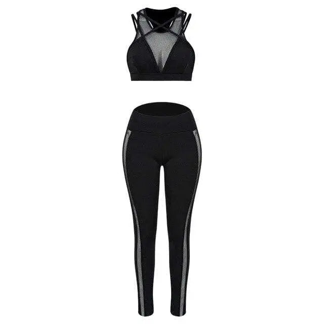 Ensemble d’entraînement noir composé d’un soutien-gorge de sport et d’un legging avec des panneaux gris contrastés.