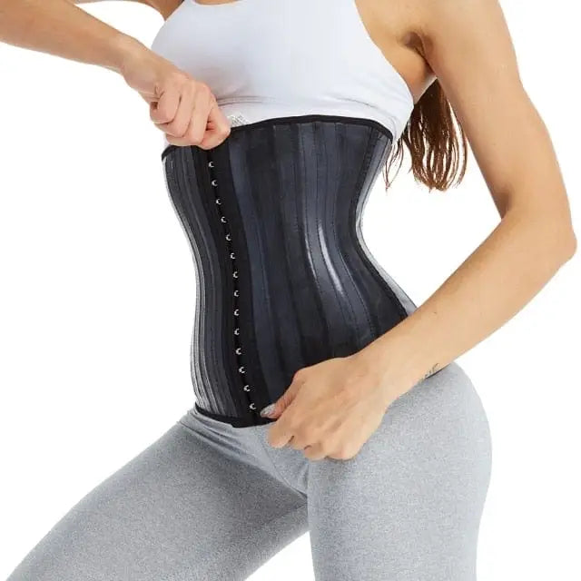 Appareil d’entraînement à la taille de type corset noir avec fermetures à crochets.