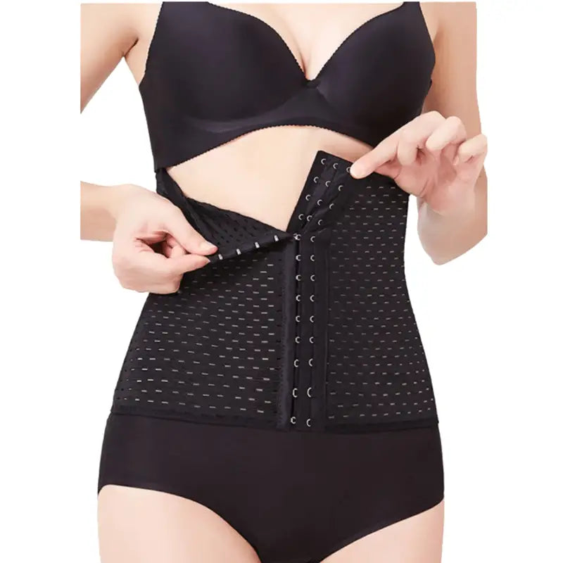 Vêtement noir de maintien de la taille ou de maintien de la forme avec des fermetures à crochets.