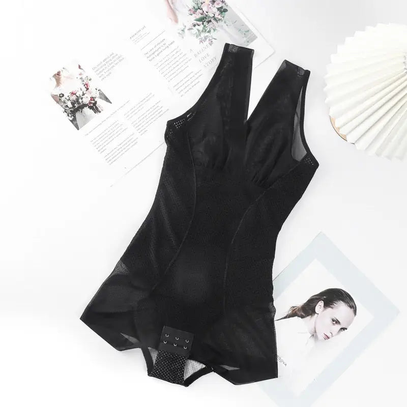 Body noir sans manches au décolleté plongeant.