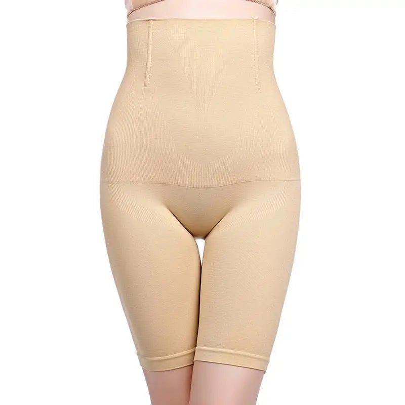 Short à taille haute de couleur nude.