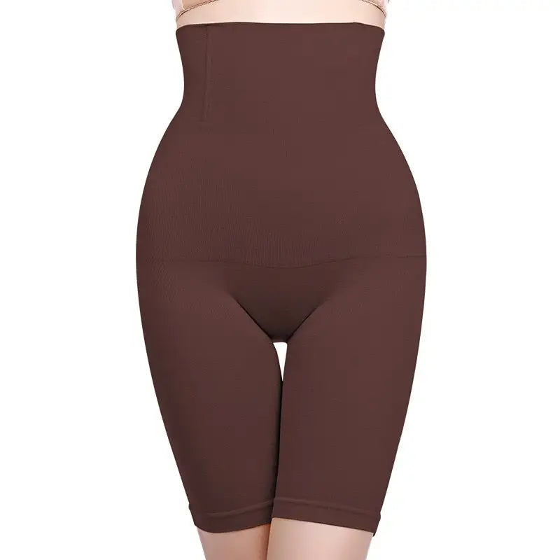 Short marron à taille haute conçu pour lisser et galber le ventre et les cuisses.
