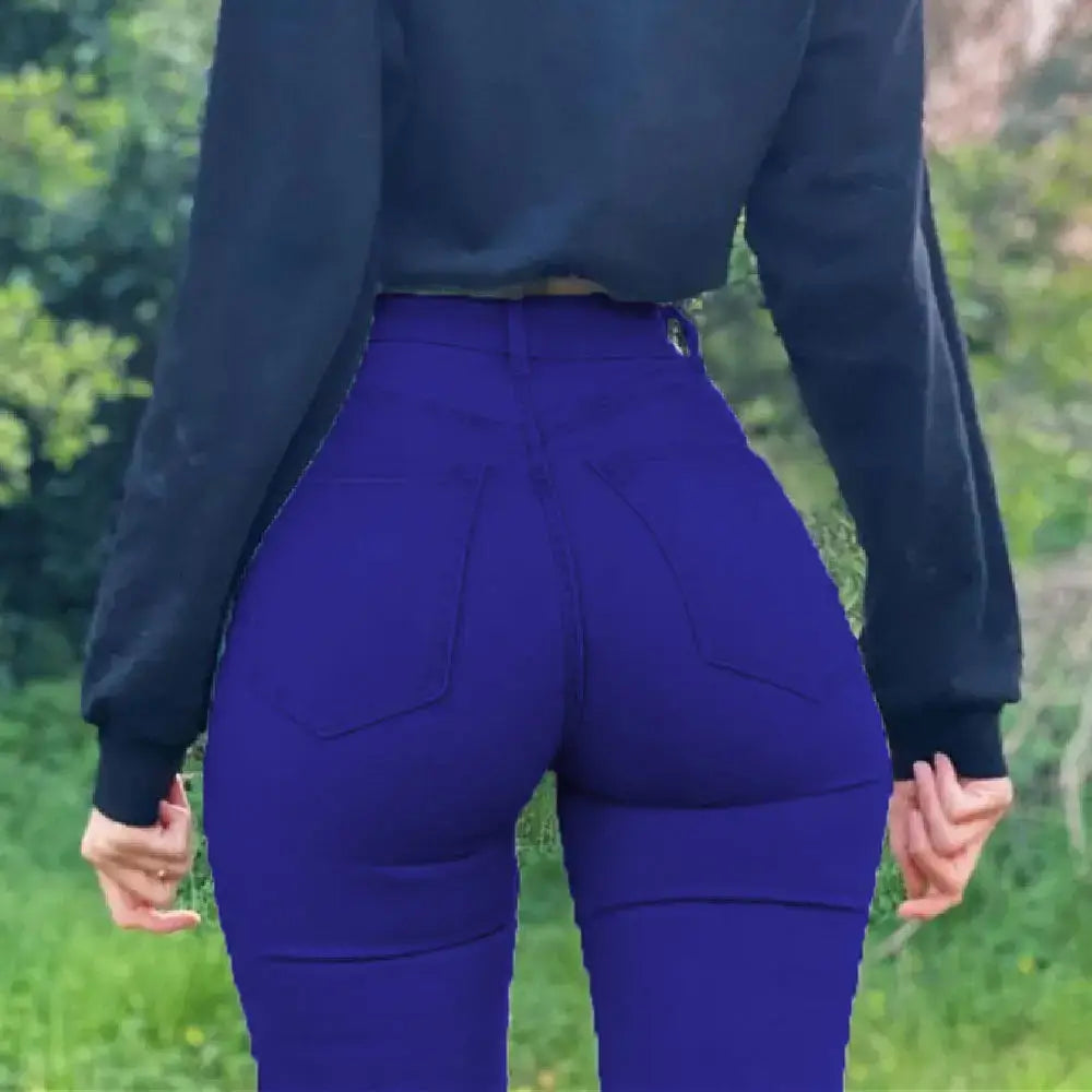 Les leggings violets ou les pantalons moulants portés par une personne.