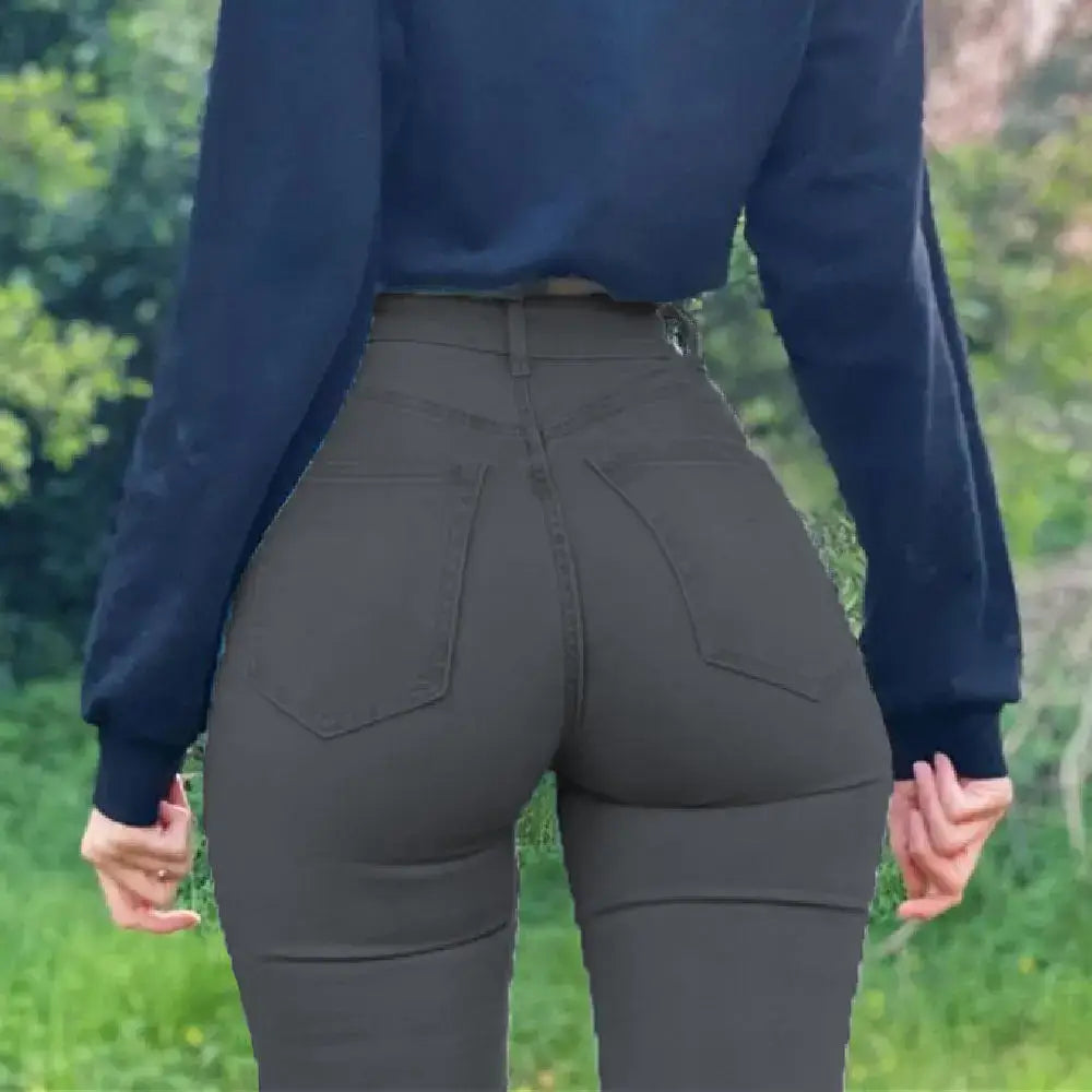 Pantalon gris moulant porté par une personne vêtue d’un haut bleu.
