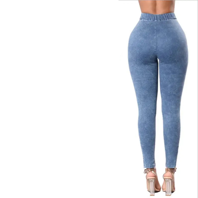 Jean skinny bleu clair avec détails côtelés au genou montré sous trois angles.