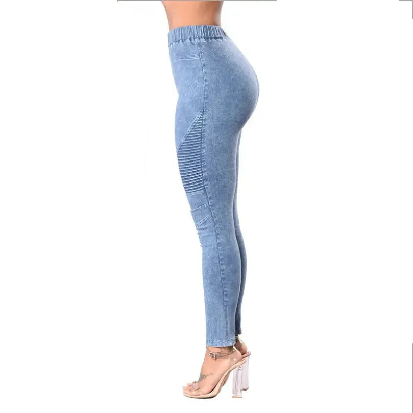 Jean skinny bleu clair avec empiècements nervurés aux genoux, présenté sous trois angles.