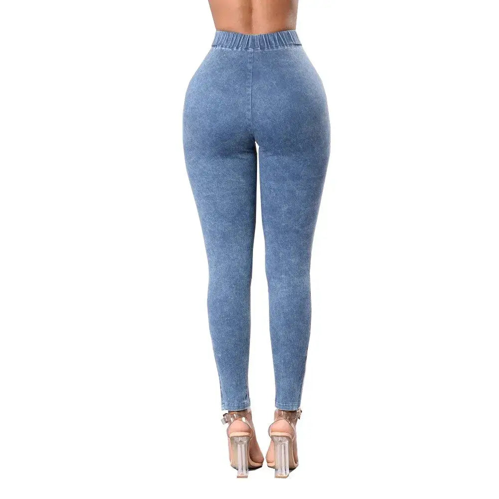 Paire de jeans skinny bleu clair à taille haute portée sur une silhouette féminine.