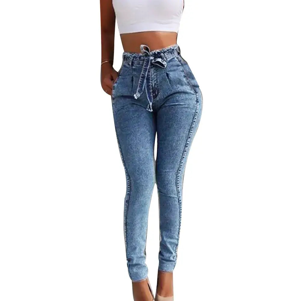 Jean taille haute en denim bleu clair avec une taille sac en papier et une ceinture à nouer.