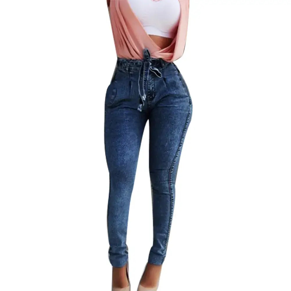 Paire de jeans bleus skinny à taille haute avec un cordon de serrage à la taille.