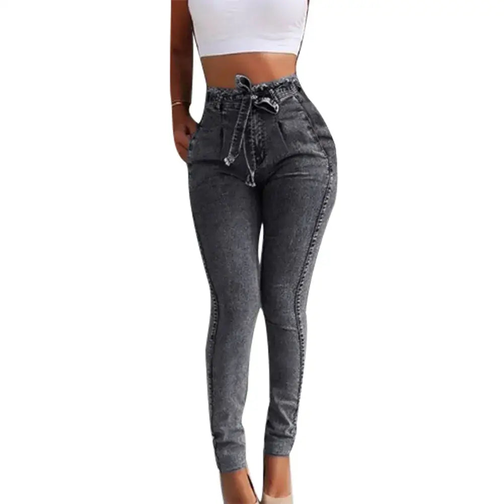 Jean skinny gris à taille haute avec un cordon de serrage à la taille.