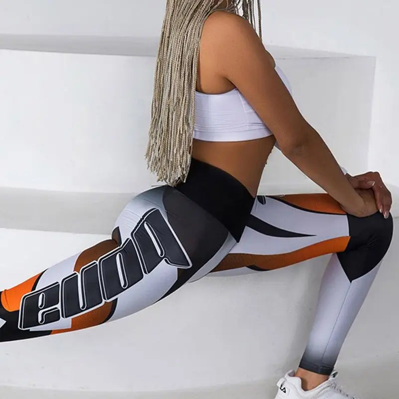 Leggings d’athlétisme colorés et ajustés avec un design graphique audacieux.