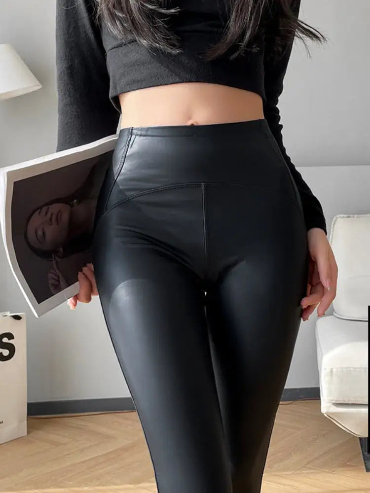 Pantalon ou legging taille haute en cuir noir brillant ou en similicuir.