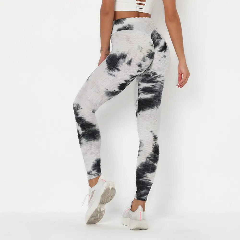 Des leggings ou des pantalons de yoga noirs et blancs à motifs tie-dye.