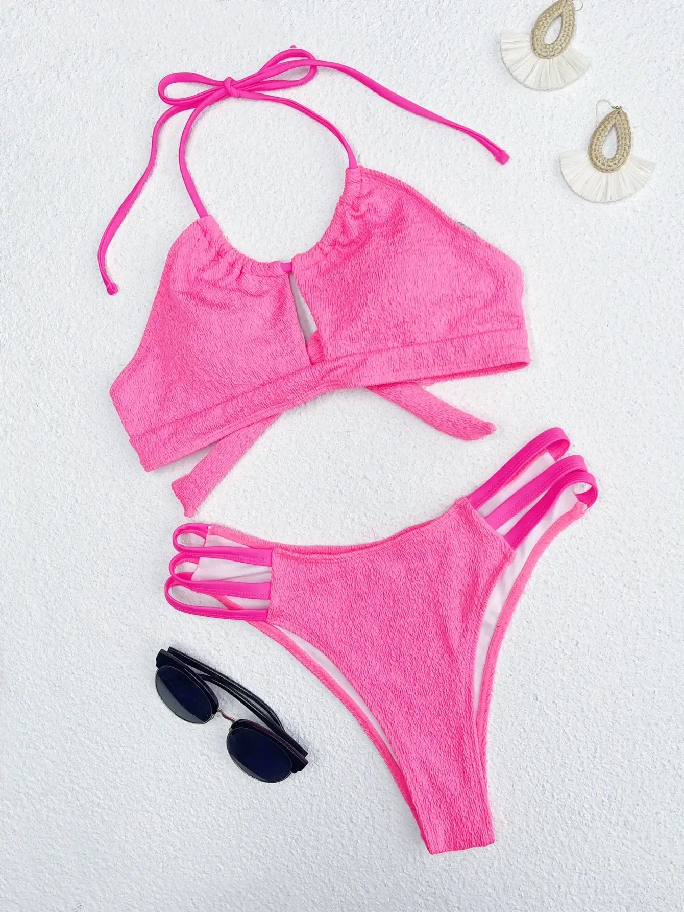 Bikini rose vif avec dos nu et bas à bretelles.