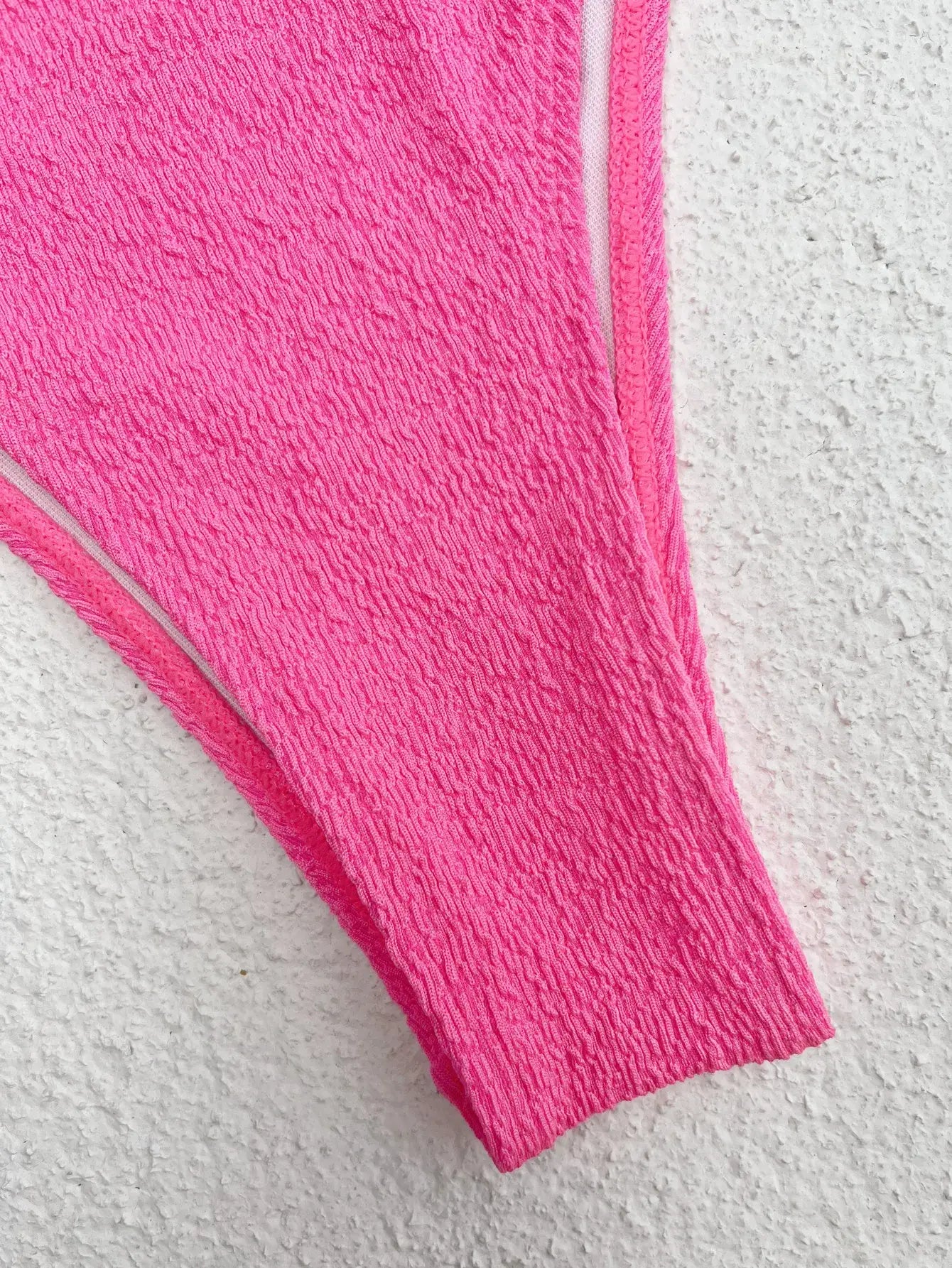 Tissu flou rose ou textile avec un bord incurvé.
