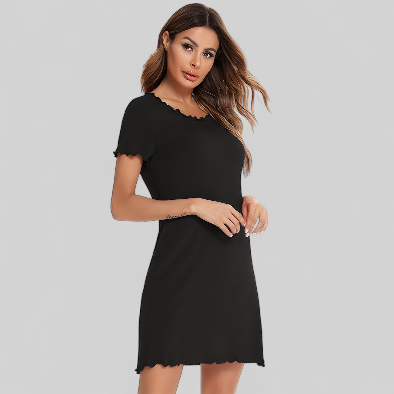 Robe de nuit élégante à manches courtes et détails ondulés - Noir / S
