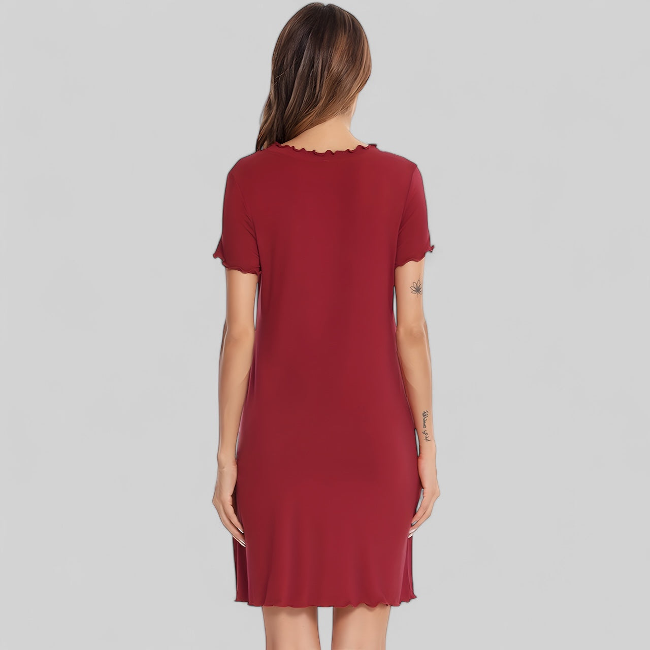 Robe de nuit élégante à manches courtes et détails ondulés