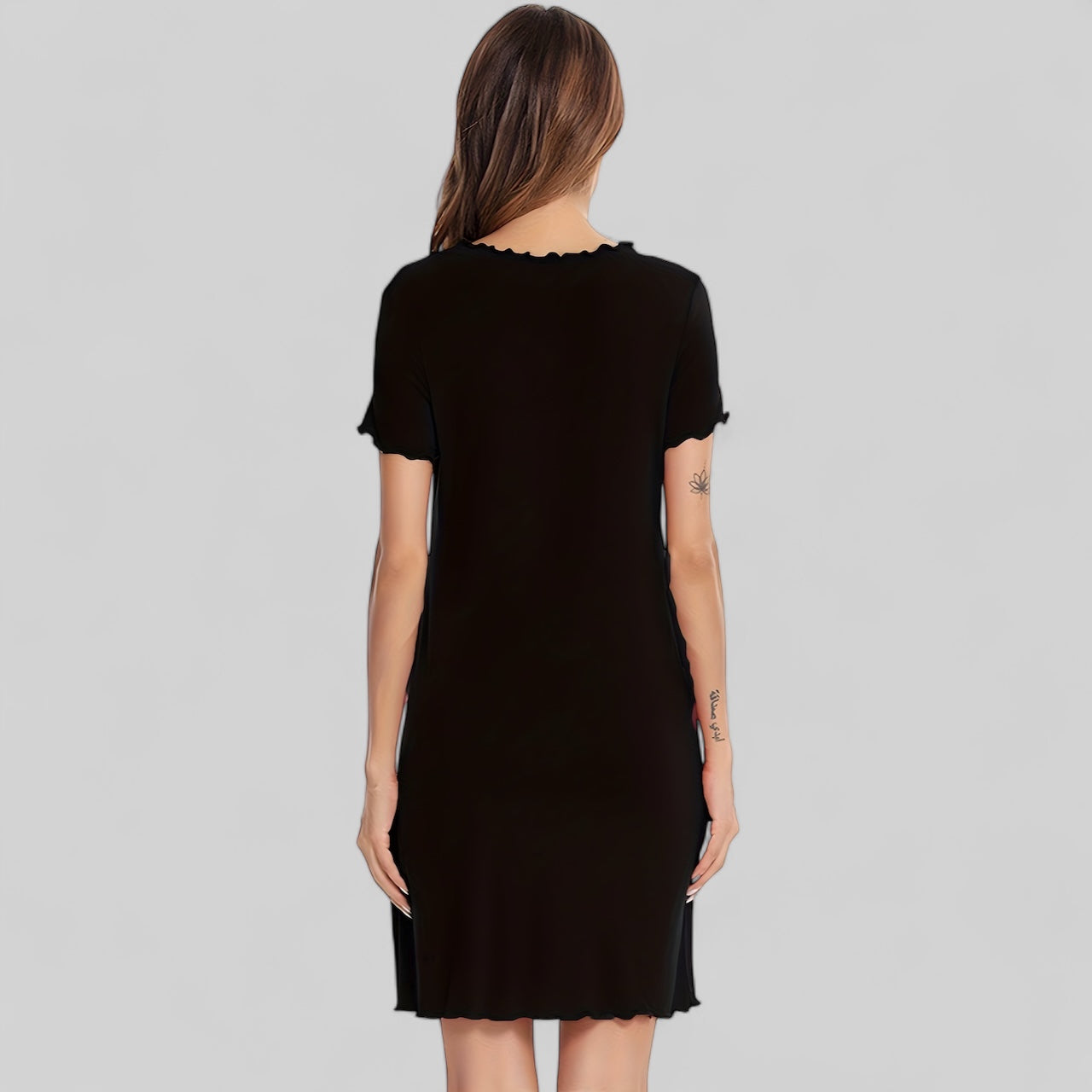 Robe de nuit élégante à manches courtes et détails ondulés