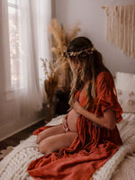 Robe longue de grossesse pour shooting et baby shower avec volants et boutonnage - Vignette | MODENTI