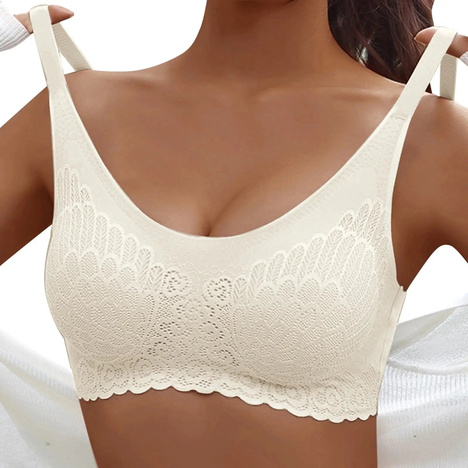 Bralette en dentelle blanche avec bords festonnés et bretelles réglables.
