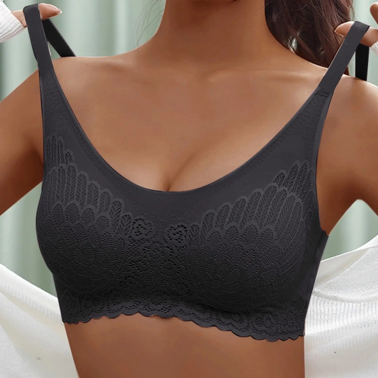Bralette noire bordée de dentelle avec larges bretelles.