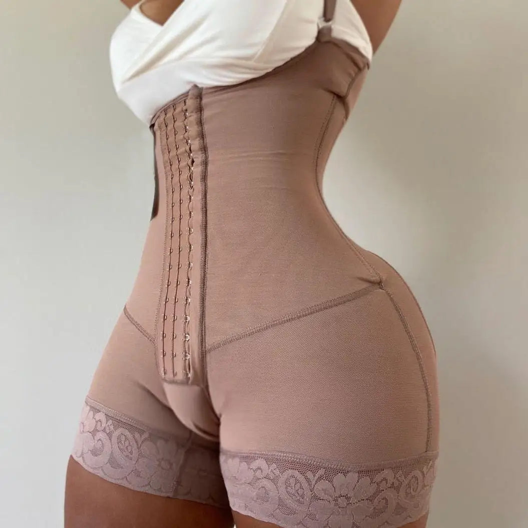 Short taille haute avec bordures en dentelle et fermetures auto-agrippantes.